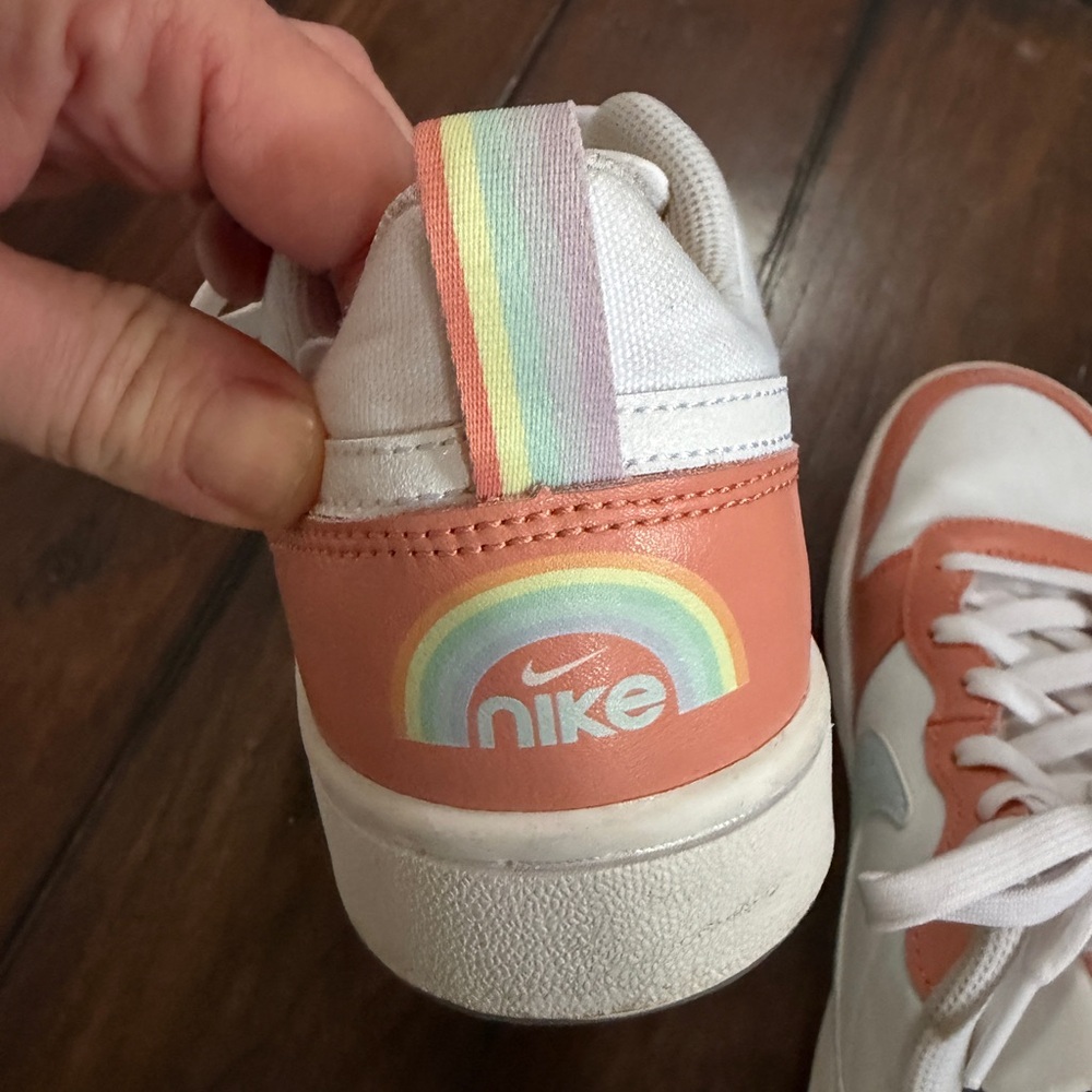 Nike Big Kid's Court Borough. Youth size 6 - Picture 4 of 6